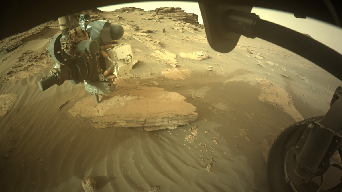 NASA's Perseverance rover captured an unusual image of something lying in the red sand of Mars: a bundle of string. The rover's front right hazard avoidance camera captured a wider image of the string (bottom). (NASA/JPL-Caltech)