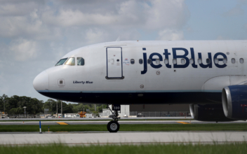 JetBlue Airplane Clips Wing of Southwest Jet at LaGuardia Airport, FAA Says