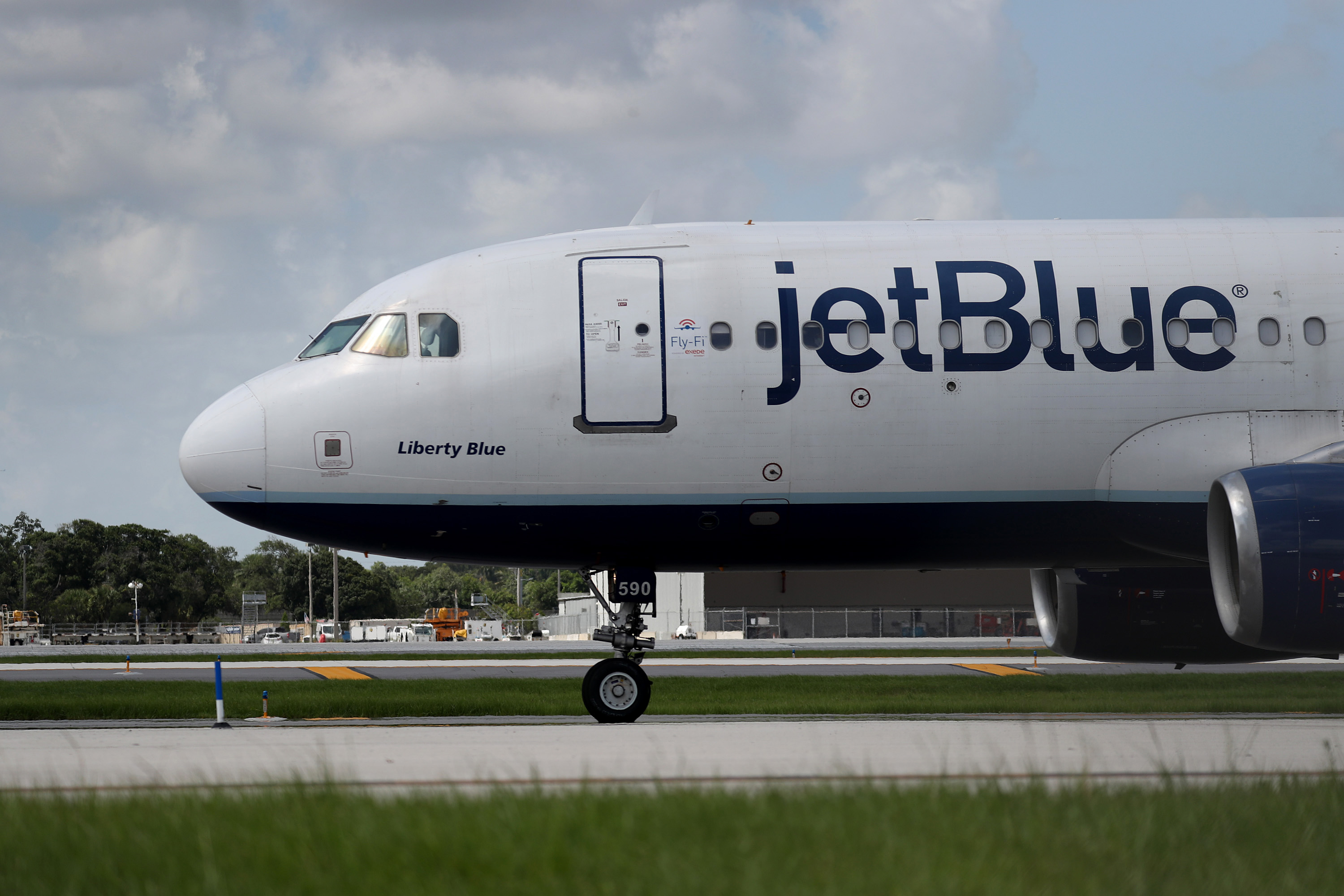 JetBlue Airplane Clips Wing of Southwest Jet at LaGuardia Airport, FAA Says