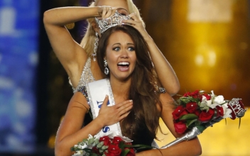 Former Miss America Cara Mund Plans to Run for Congress
