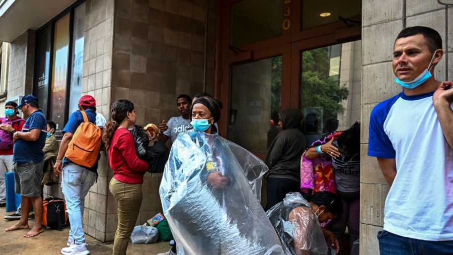 Texas Governor Invites DC, NYC Mayors to Border