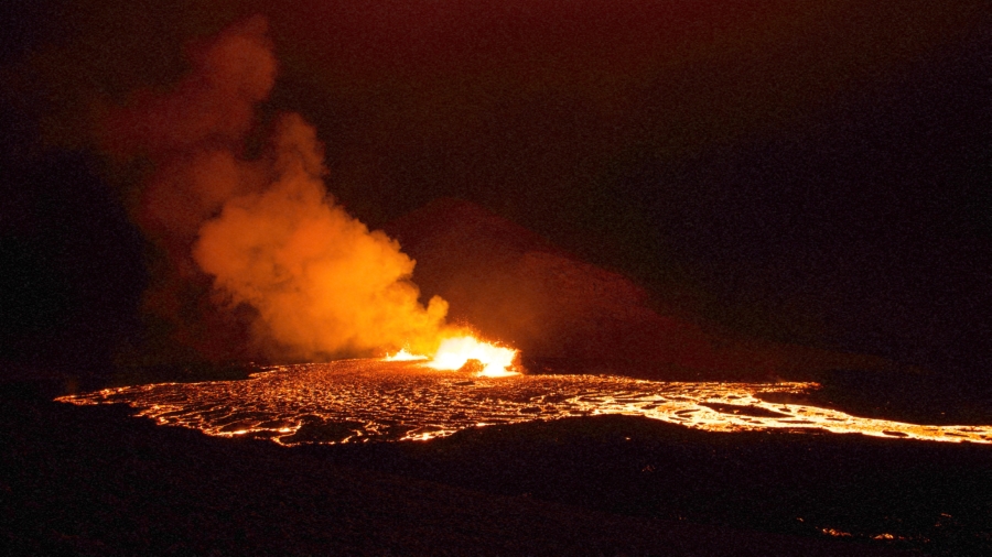 Volcano Erupts Near Reykjavik: Tourists Gather to Watch