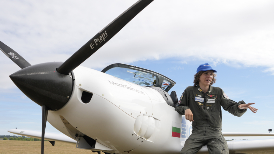 17-Year-Old Pilot Sets Record for Solo Flight Around World
