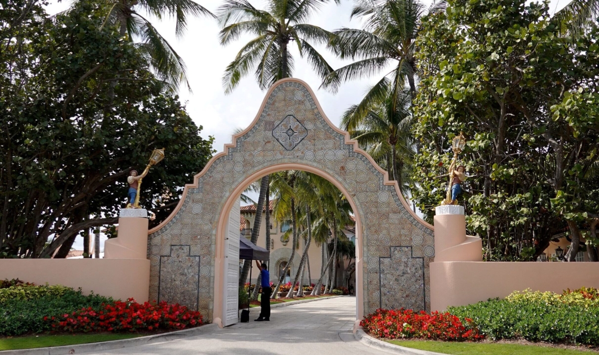 An entranceway to former President Donald Trump's Mar-a-Lago resort in Palm Beach, Fla., on Feb. 11, 2022. (Joe Raedle/Getty Images)
