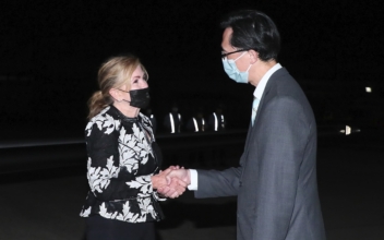 US Senator Arrives in Taiwan, Defying the CCP