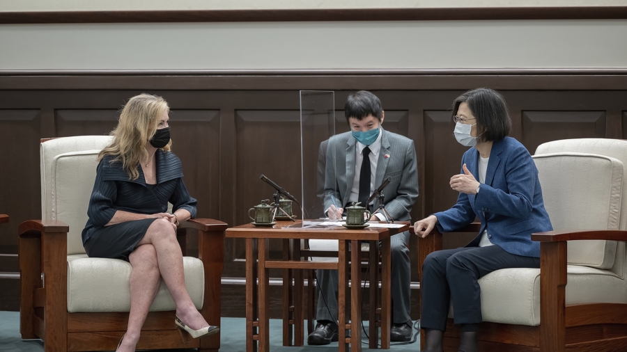 US Senator Meets Taiwan President, Vows Not to Be Bullied by China