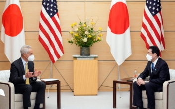 Diplomat: US Working With Tokyo to Counter China