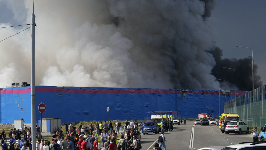 1 Killed, 13 Injured in Massive Warehouse Fire Near Moscow