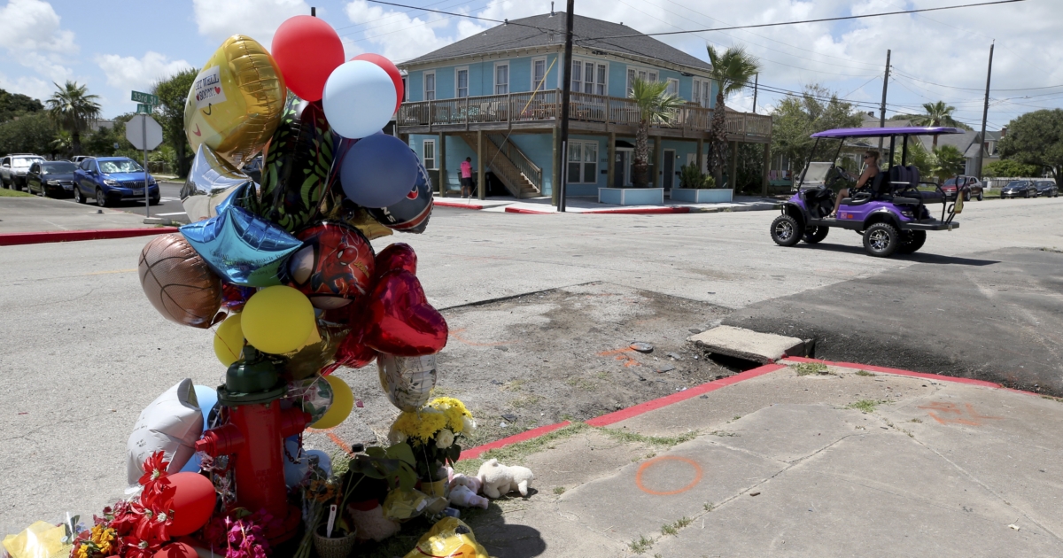 Grandfather, Grandchildren Among 4 Dead in Texas Golf Cart Crash NTD