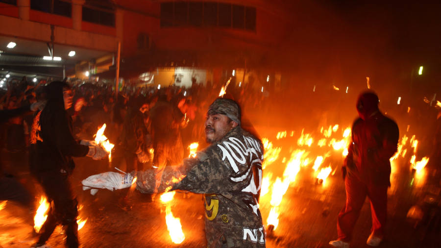 Salvadoran Revellers Launch Fireballs to Re-enact Epic Battle
