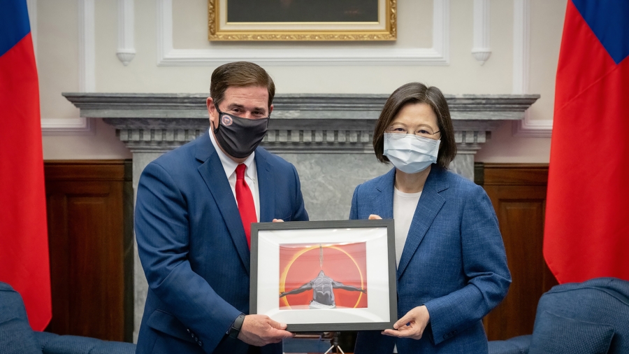Arizona Gov. Ducey Visits Taiwan, Meets President Tsai