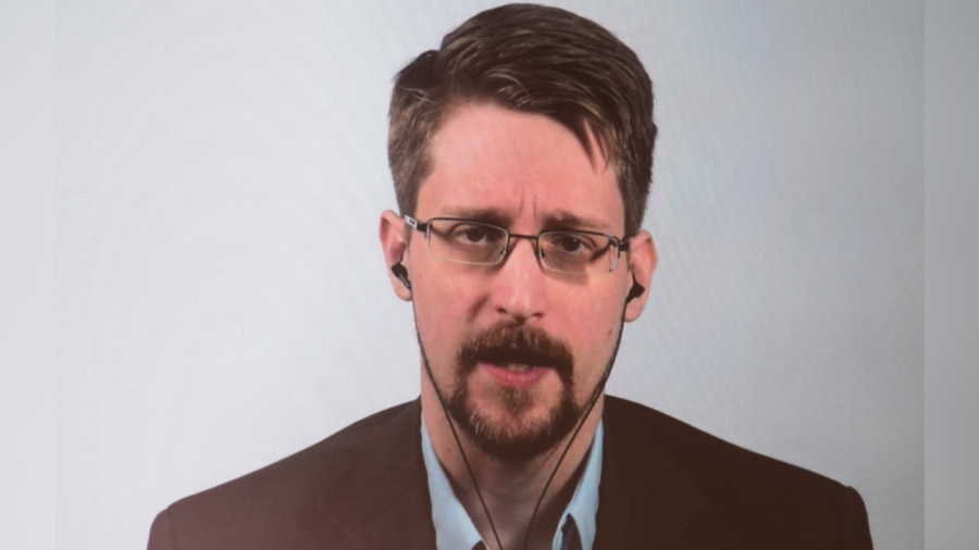 Putin Grants Russian Citizenship to NSA Whistleblower Edward Snowden