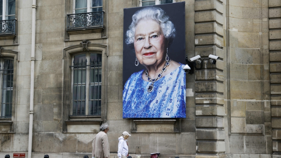 Dignity and Tradition: French Public Reflect on Queen Elizabeth II | NTD