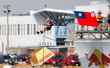 Taiwanese Fly for Fun on Homemade Planes in Taichung