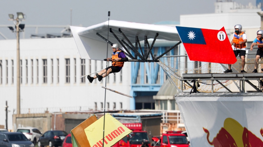 Taiwanese Fly for Fun on Homemade Planes in Taichung