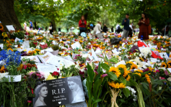 Thousands Leave Floral Tributes in Green Park