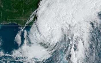 Ian Regains Hurricane Strength as It Heads to South Carolina