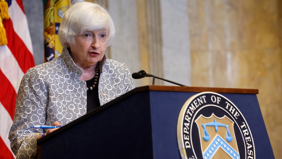 Yellen Says Oil Prices Could Spike in Winter
