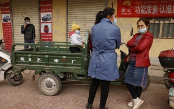 Under COVID-19 Lockdown, Xinjiang Residents Complain of Hunger