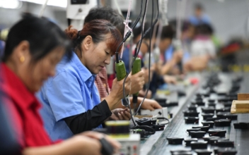 China’s Factory Activity Extends Declines as Heat, COVID-19 Hit Output