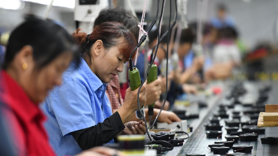 China’s Factory Activity Extends Declines as Heat, COVID-19 Hit Output