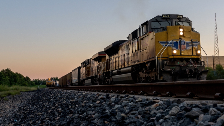 Tentative Deal Reached With Rail Workers to Avert Strike, Shipping Chaos