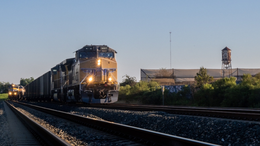 Railroad Union Becomes First to Authorize Strike as Deadline Looms