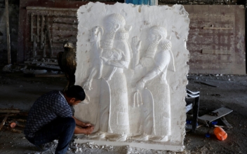 Mosul Sculptor ‘Recreates What Was Demolished’ on Murals Depicting Iraq History