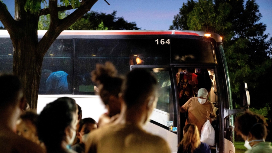 Texas Gov. Greg Abbott Begins Busing Illegal Immigrants to Chicago