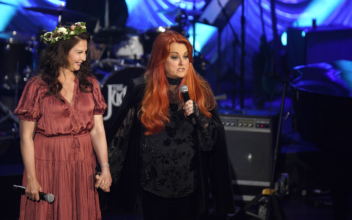 Wynonna Judd Denies Feuding With Ashley Judd Over Their Mother’s Estate