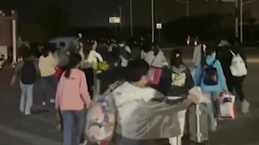 Workers Leave iPhone Factory in Zhengzhou Amid COVID-19 Curbs