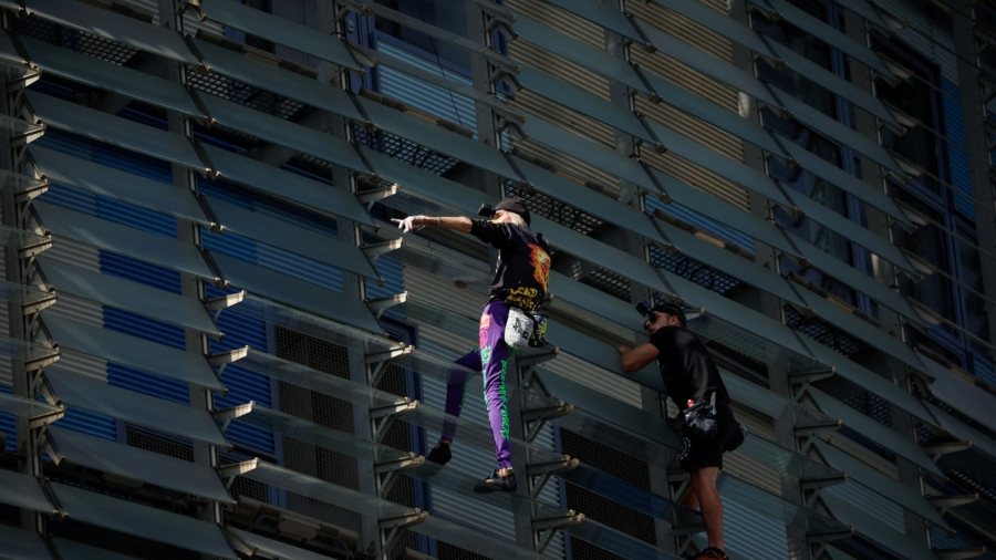 ‘French Spiderman’ Climbs First Skyscraper With Son in Barcelona