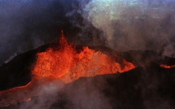 Hawaii’s Big Island Gets Warning as Huge Volcano Rumbles
