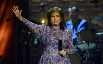 Loretta Lynn, Coal Miner’s Daughter and Country Queen, Dies