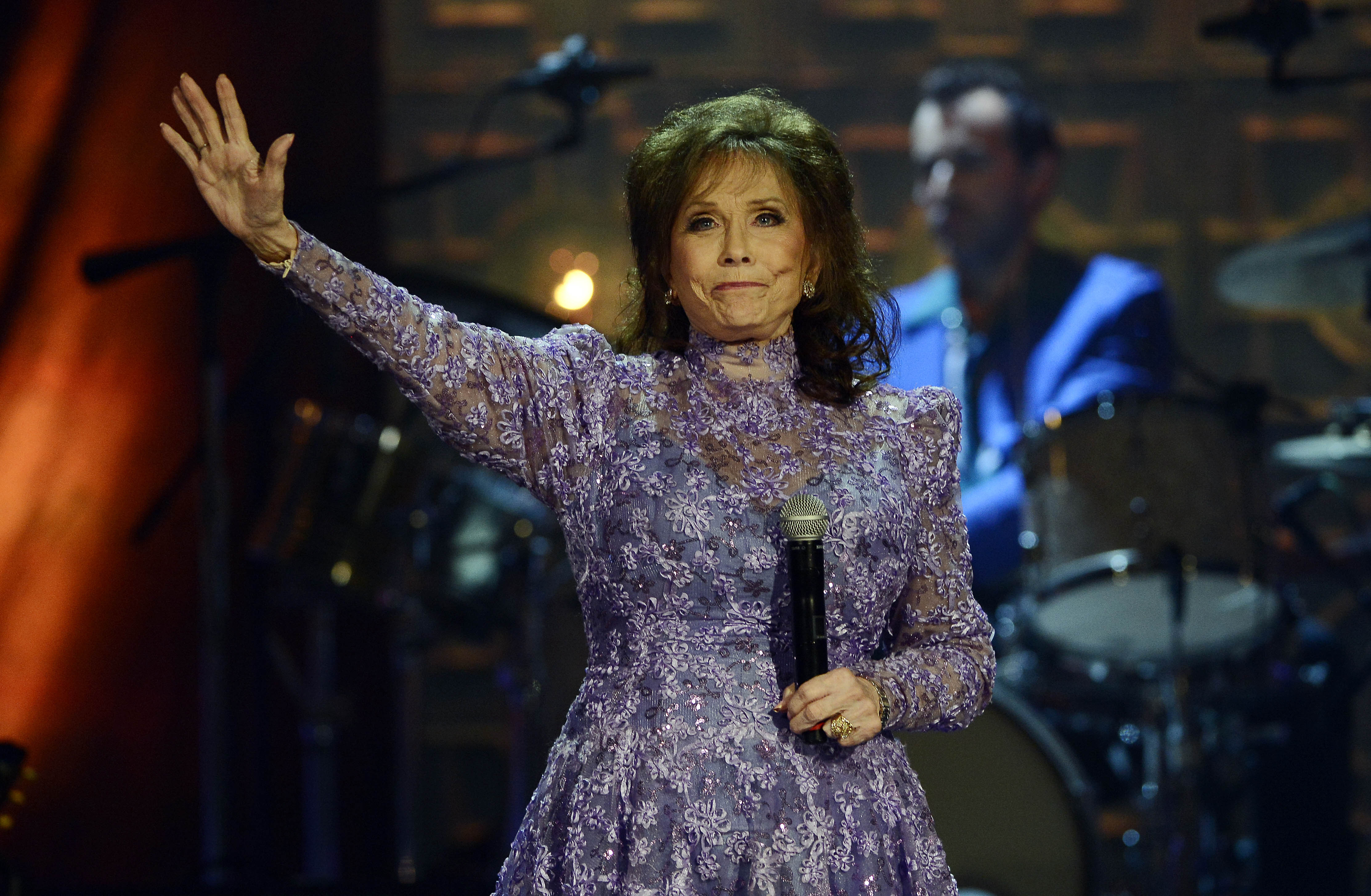 Loretta Lynn, Coal Miner’s Daughter and Country Queen, Dies