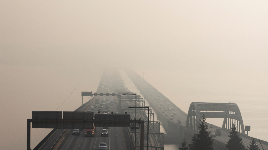 Wildfire Smoke Chokes US Northwest, Residents Don Masks