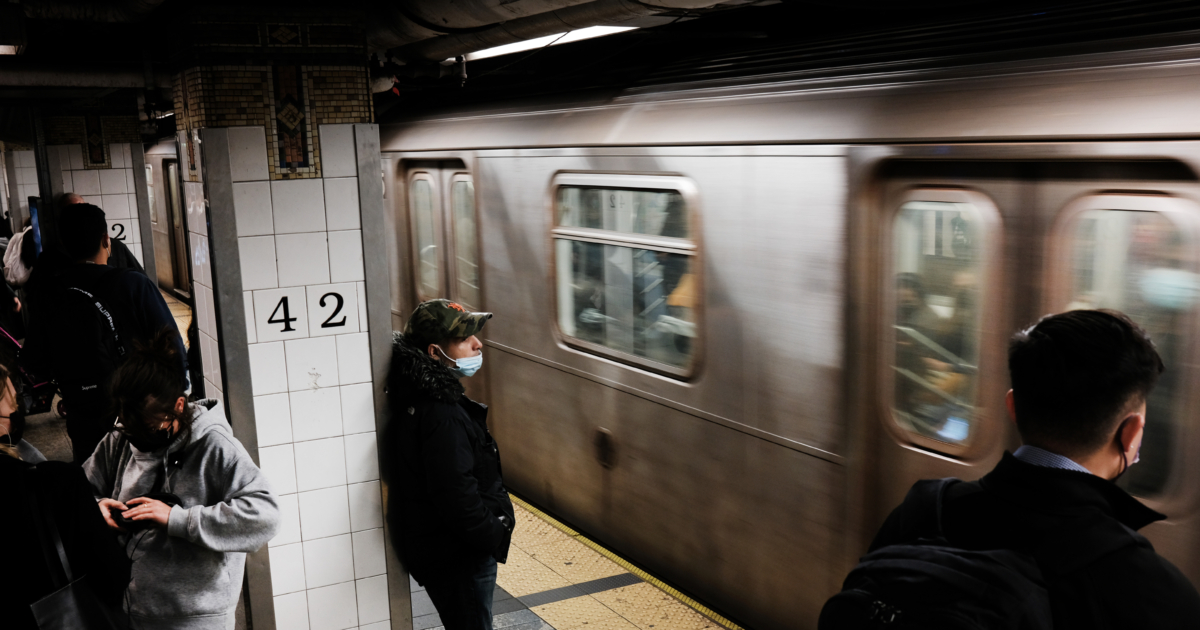 New York City Police Search For Suspect Who Shoved Man Onto Subway ...