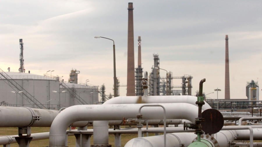 Leak Detected in Pipeline That Brings Russian Oil to Germany