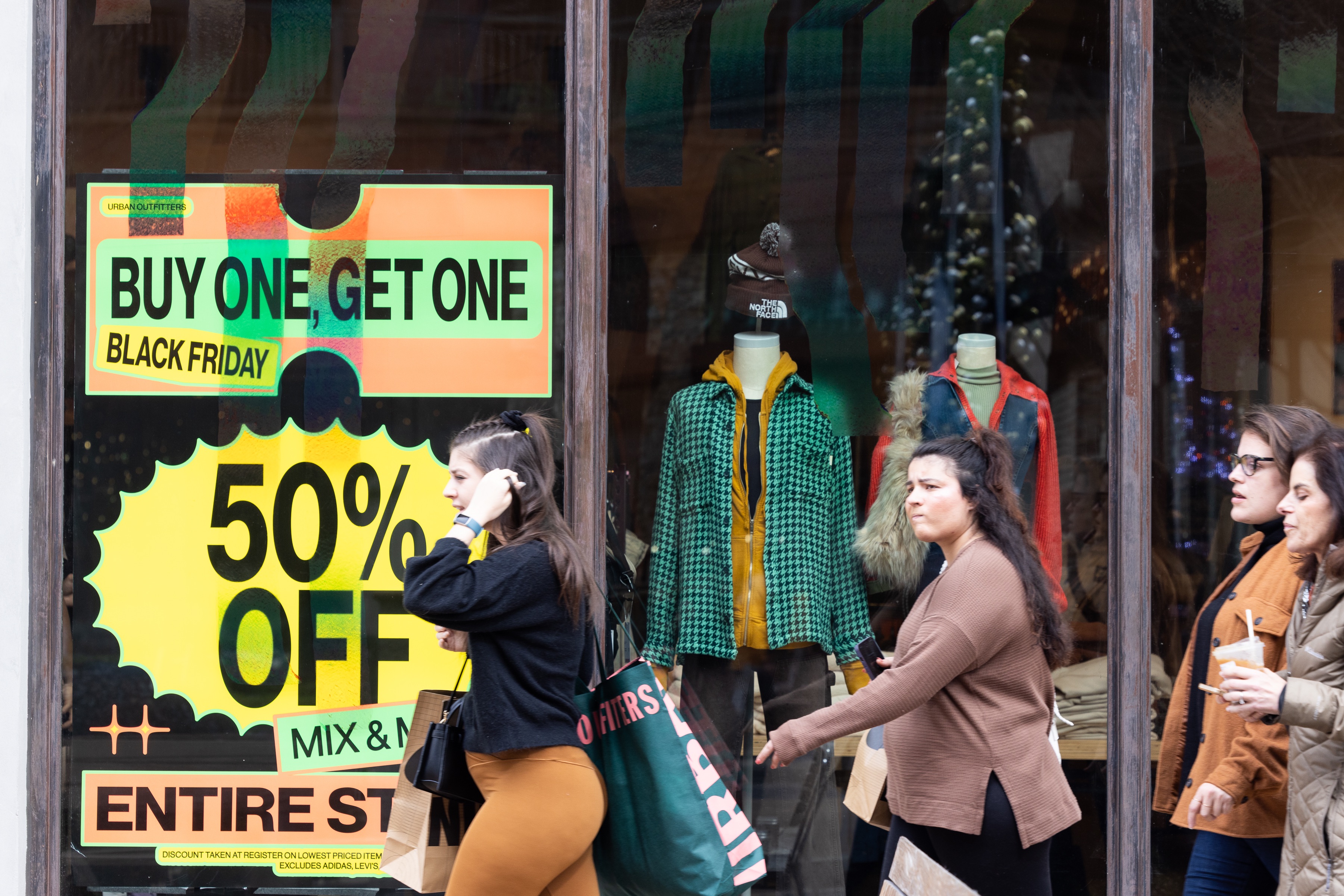 US Retailers, Consumers Brace for Unusual Holiday Shopping Season