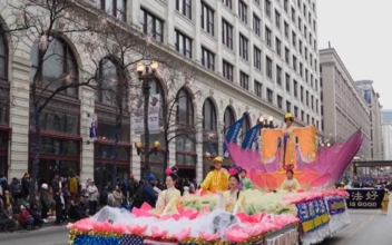 Chicago Parade Celebrates Holiday and Culture