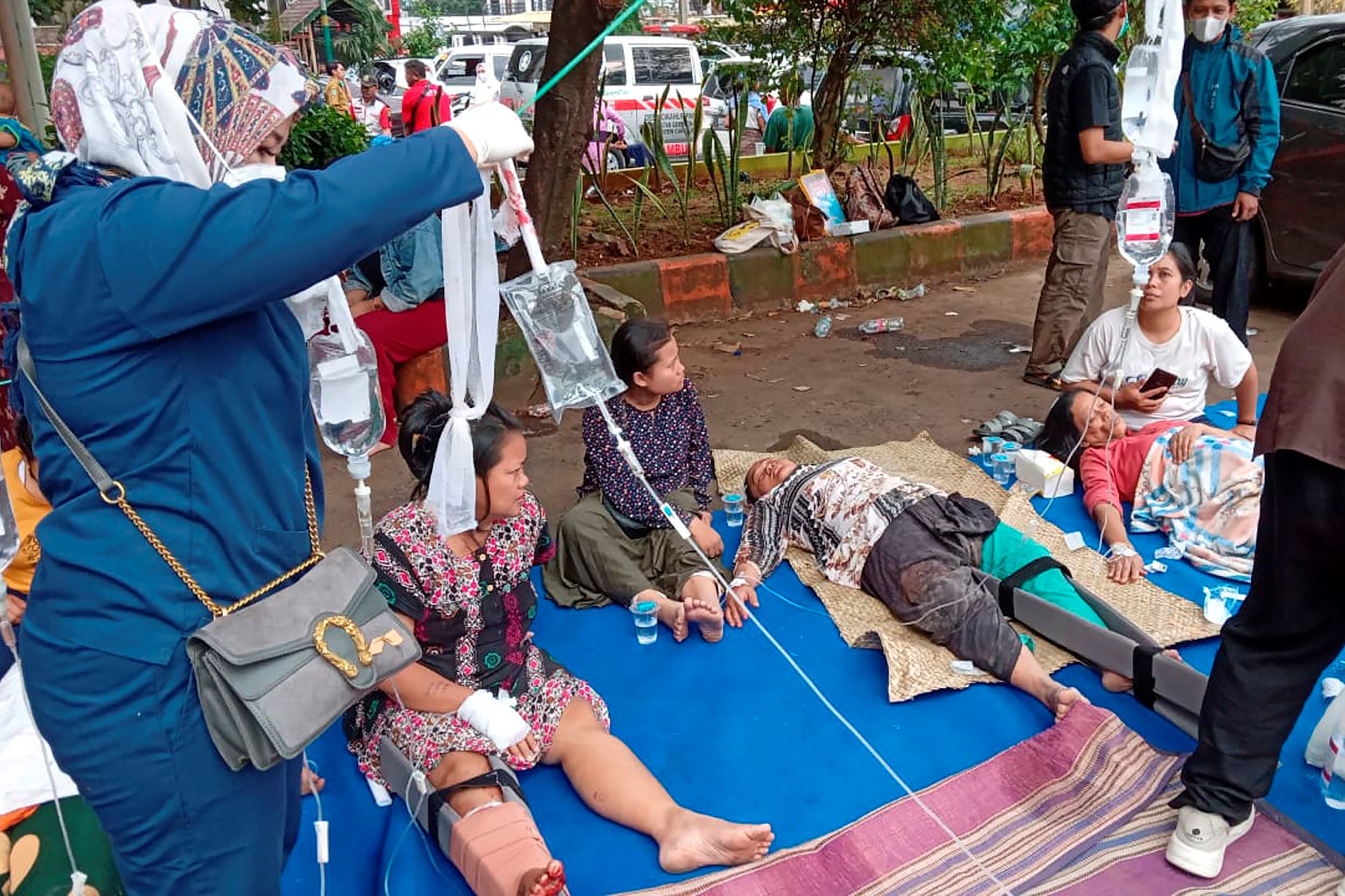 Indonesian Quake Kills at Least 162 and Injures Hundreds
