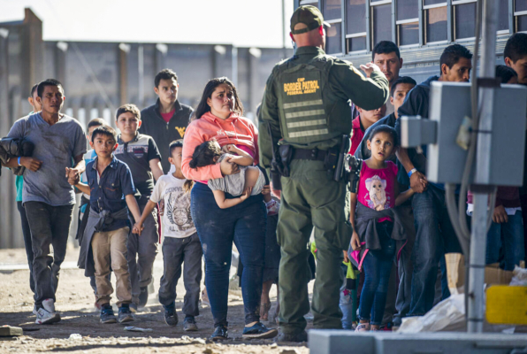 Biden Admin Prepares for Another Surge in Illegal Immigration; Judge Pauses Vaccine Requirement for Thousands in Navy | NTD Evening News