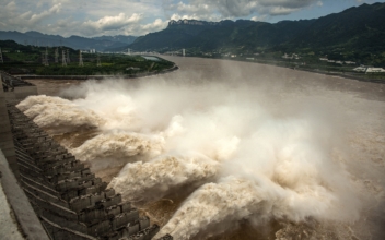 Three Gorges Dam Opens 9 Spillways to Discharge Waters