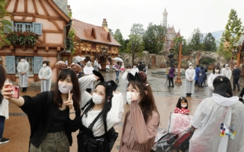 Tokyo Disneyland Kicks Off Christmas Season