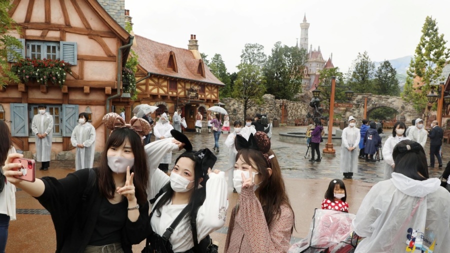 Tokyo Disneyland Kicks Off Christmas Season