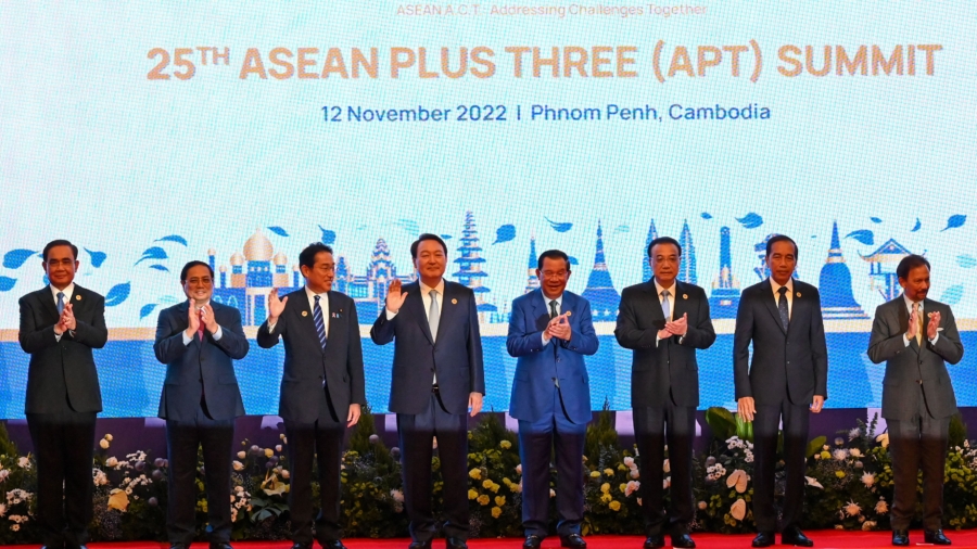 Chinese Premier Hails Economic Ties With ASEAN