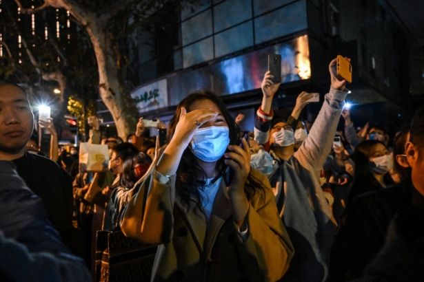 CHINA-HEALTH-VIRUS-PROTEST-POLICE