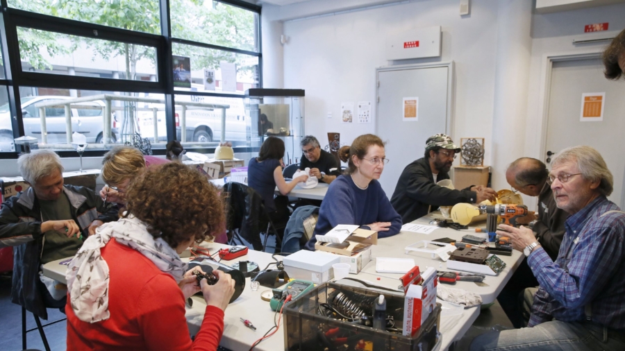Dutch Cafe Repairs Broken Electronics