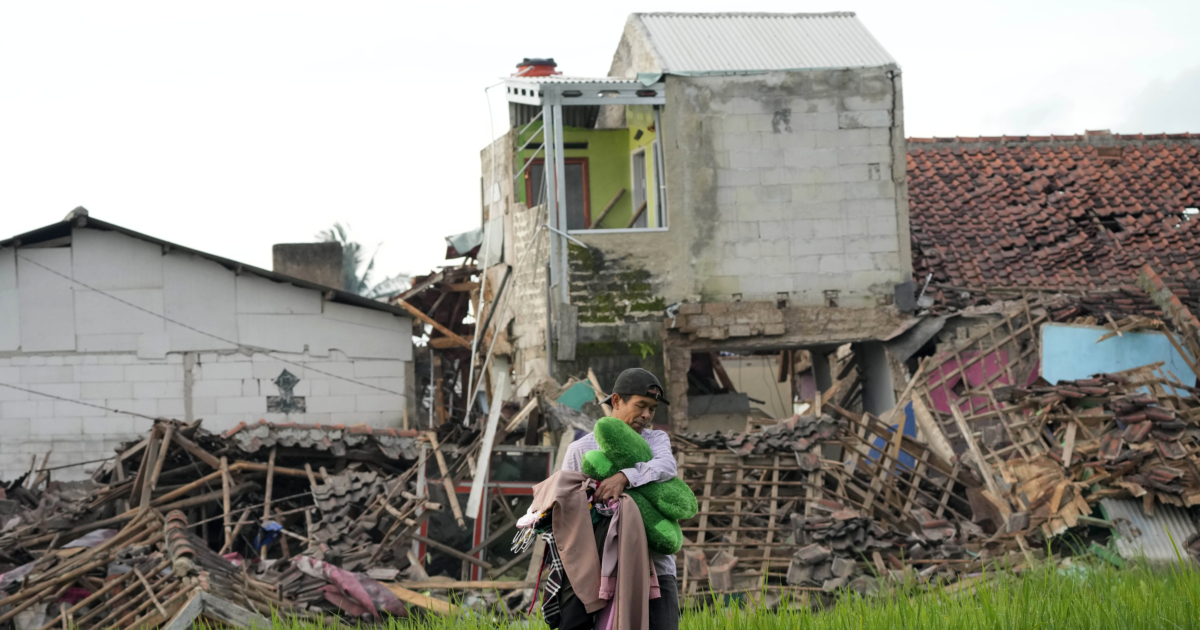 Indonesian Rescuers Search Through Rubble Of Quake; 268 Dead | NTD