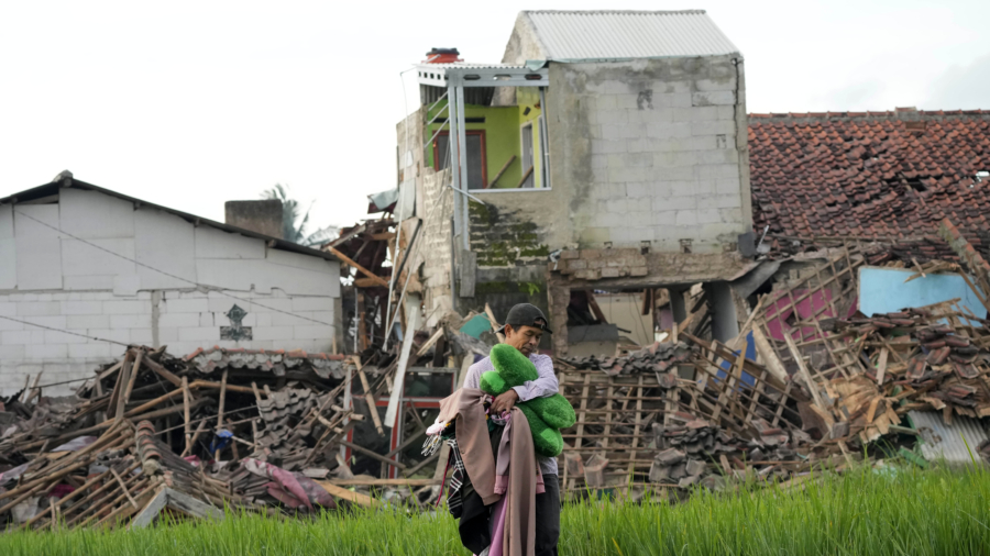 Indonesian Rescuers Search Through Rubble of Quake; 268 Dead